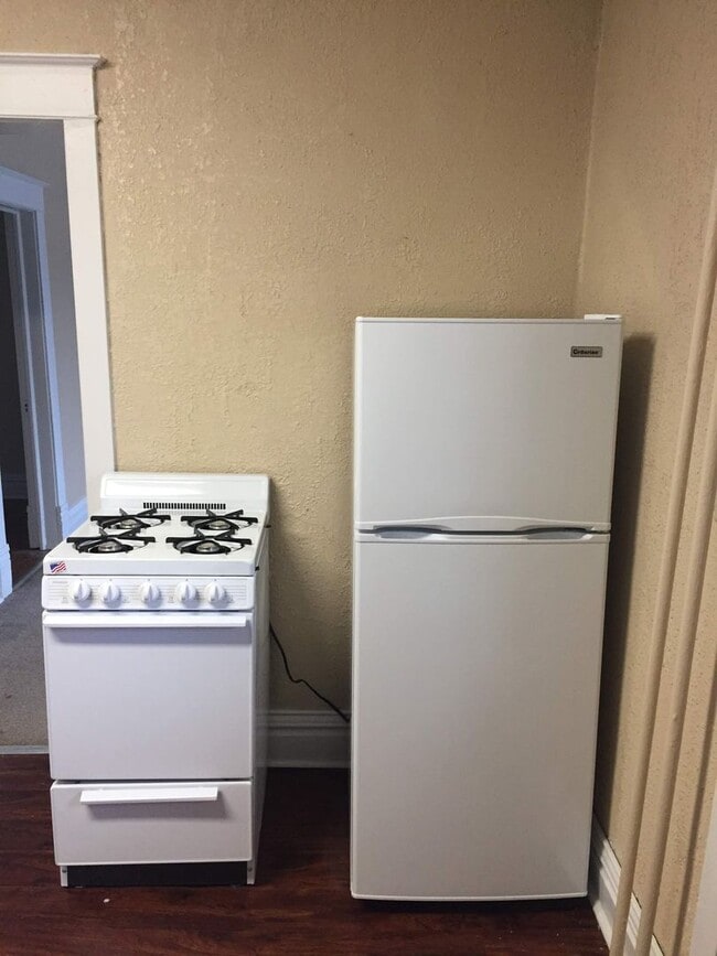 Building Photo - 2029 W 5th St