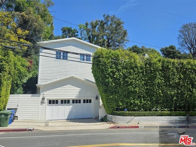 Building Photo - 580 N Kenter Ave