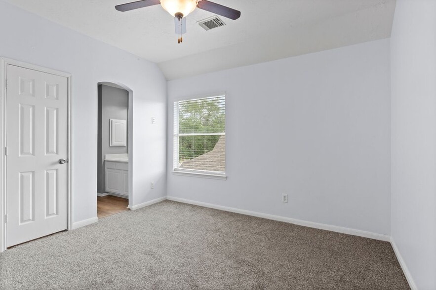 Building Photo - 2855 Everett Dr