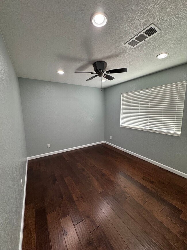 Building Photo - 3bed/2bath Chandler home for rent!