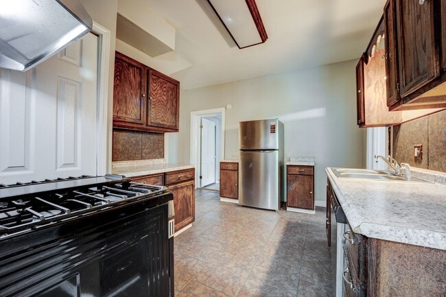 Building Photo - Freshly Updated 3 Bedroom Home