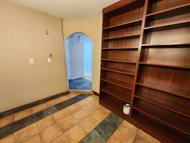 Building Photo - Beautiful 3 Bedroom & 2 1/2 Bath Condo.