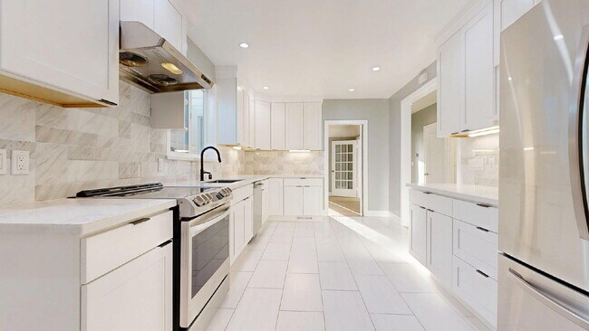 Building Photo - Remodeled 2 Bedroom | 1.5 Bathroom | Spaci...