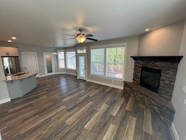 Building Photo - Large Three Bedroom Home in West Salem wit...