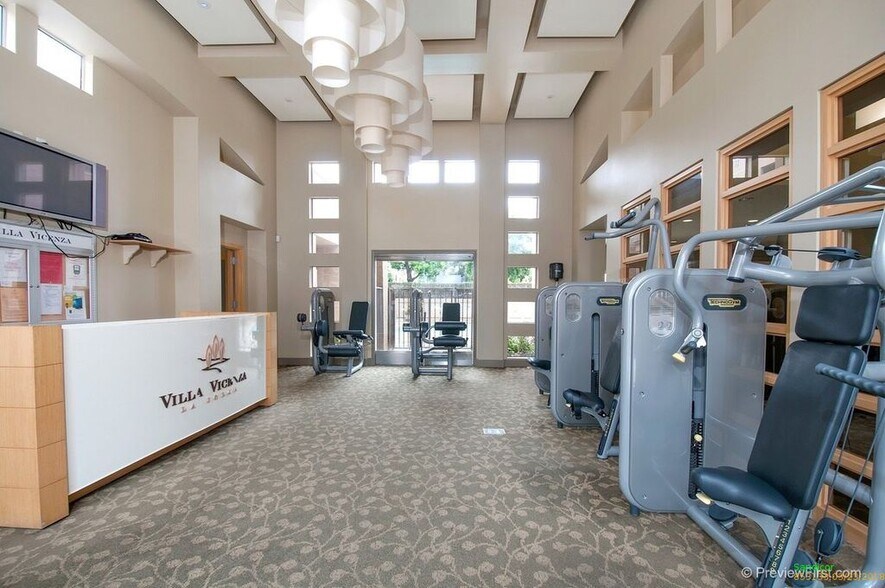 Building Photo - 8889 Caminito Plz