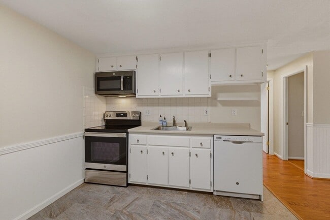 Building Photo - 559 Sagamore Ave