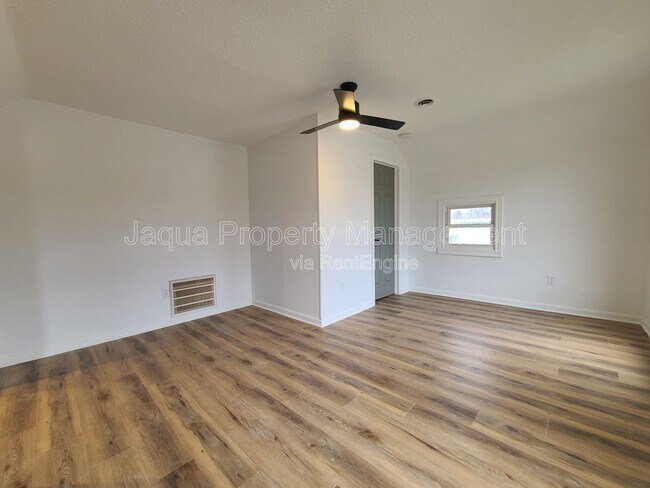 Building Photo - 556 Broadway St