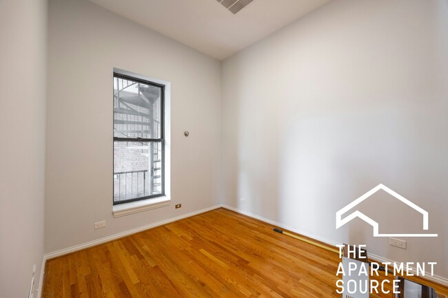 Building Photo - 648 N Damen Ave