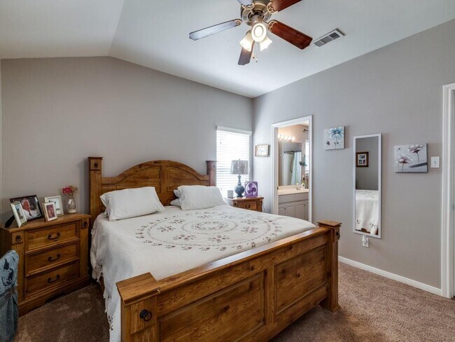 Building Photo - 9651 Oak Hill Dr