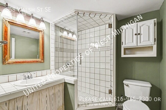 Building Photo - 858 Walsh St SE