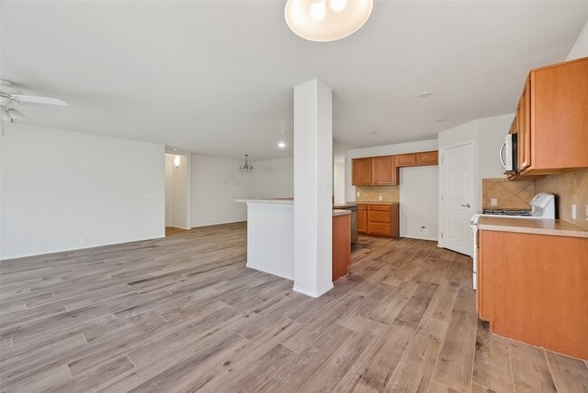 Building Photo - 827 Honeysuckle Vine Dr