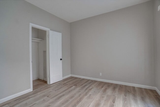 Building Photo - Beautifully Updated and Spacious 1B/1B in Belmont Shore!