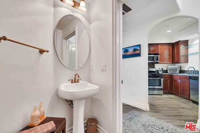 Building Photo - 15206 Burbank Blvd