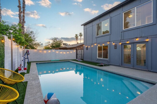 Building Photo - 3733 E Dahlia Dr