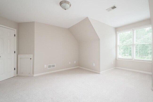 Building Photo - Elegant Master-on-Main in Prestigious Laur...