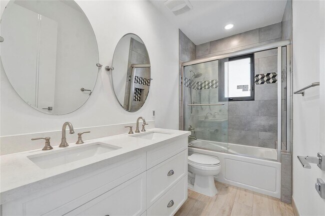 Building Photo - 410 Sabal Way
