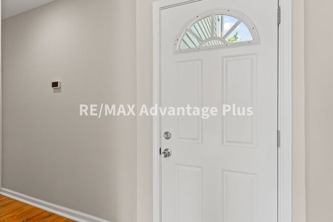 Building Photo - Picturesque 3-Bedroom Home with Cathedral ...