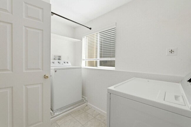 Building Photo - 3-bed + office, 2-bath home, minutes to Denver and close to outdoor recreation areas