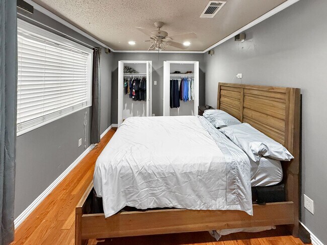 Building Photo - Your Contemporary Retreat in Garland, TX