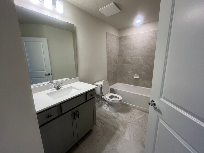 Building Photo - 3 bedroom 2.5 bathroom