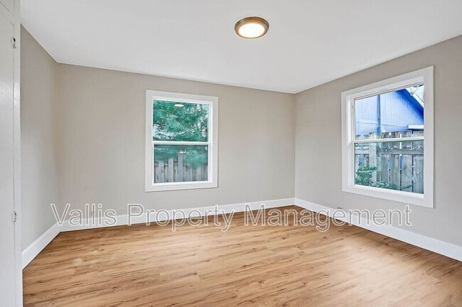 Building Photo - 351 19th St SE