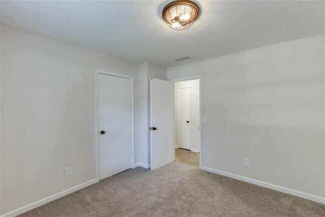 Building Photo - 1755 Straw Valley Rd