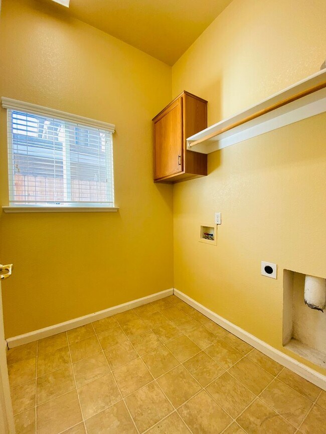 Building Photo - 9565 Stone Springs Dr