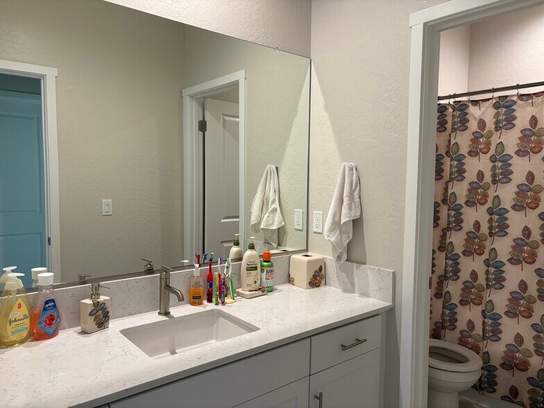 Building Photo - 2875 E Colina Dr