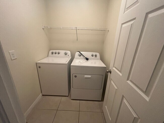 Building Photo - 3927 NE 23rd Pl