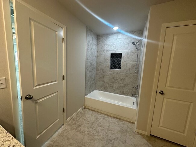 Building Photo - New - 4 bedroom in Bixby - Gated Community