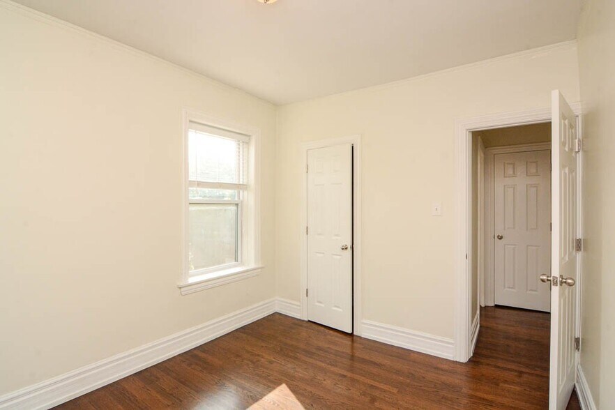 Building Photo - 3819.5 N Greenview Ave