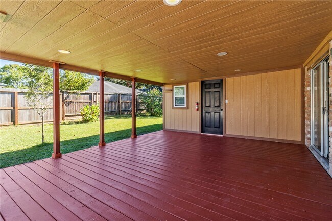 Building Photo - 2202 Colonial Ct N