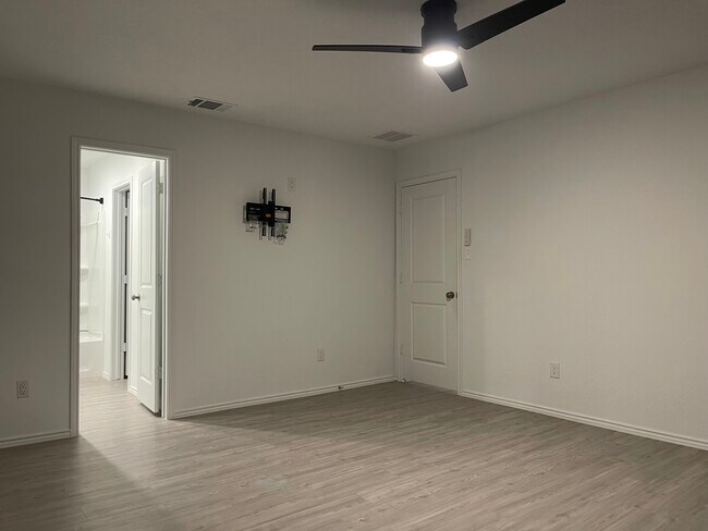 Building Photo - 4127 Cove Fls