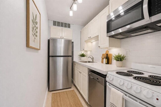 Building Photo - 815 Middle River Dr