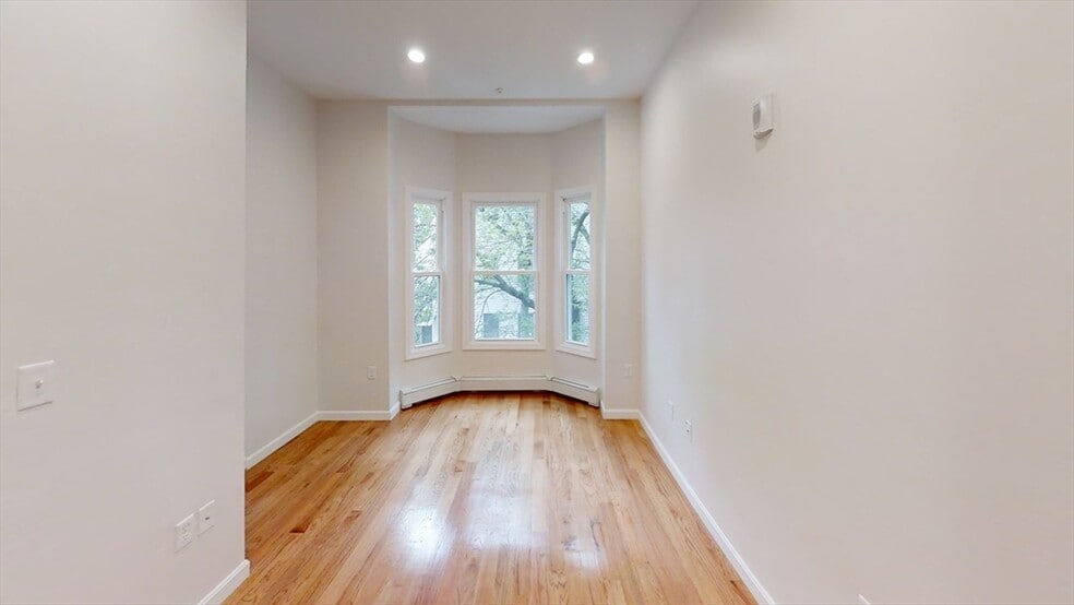 Building Photo - 131 Putnam St