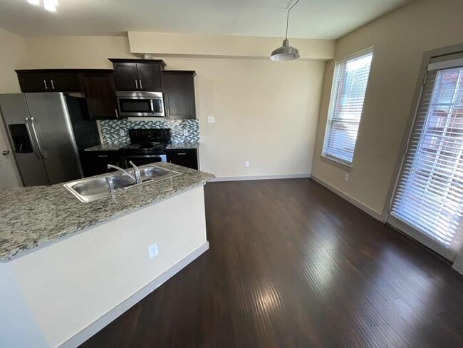 Building Photo - Modern Townhome for rent in Hurst!