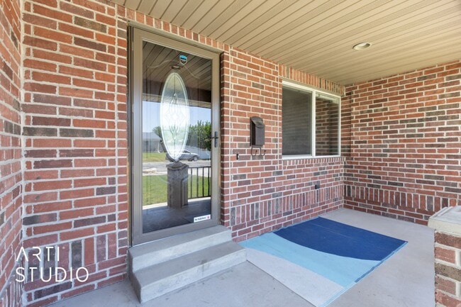 Building Photo - **Stunning 4-Bedroom Home with Modern Amen...