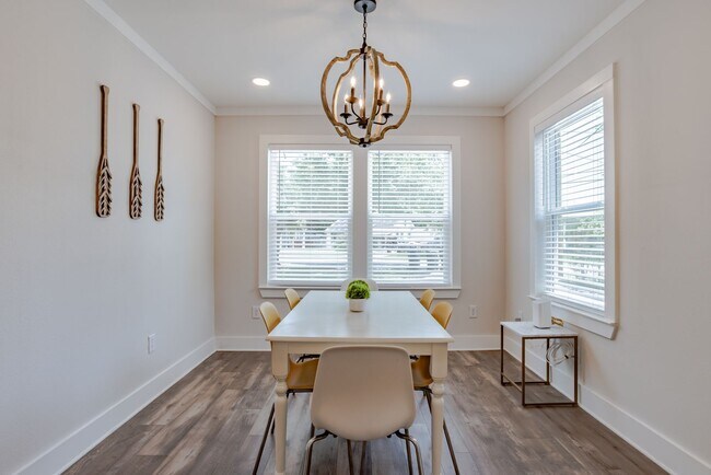 Building Photo - Stylish 3 Bedroom Bungalow near NAS and Be...