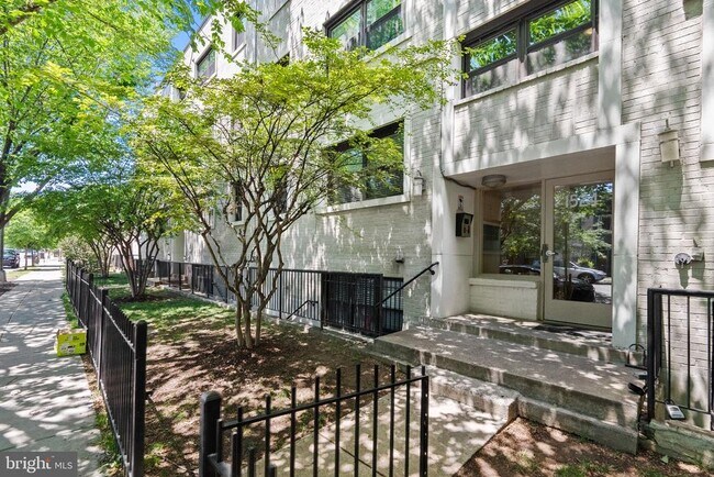 Building Photo - 1524 Independence Ave SE