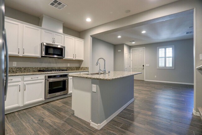Building Photo - Newer, Fabulous town home in the heart of ...