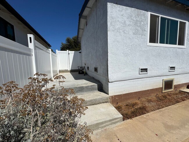 Building Photo - 3 Bedroom - 2 Bathroom