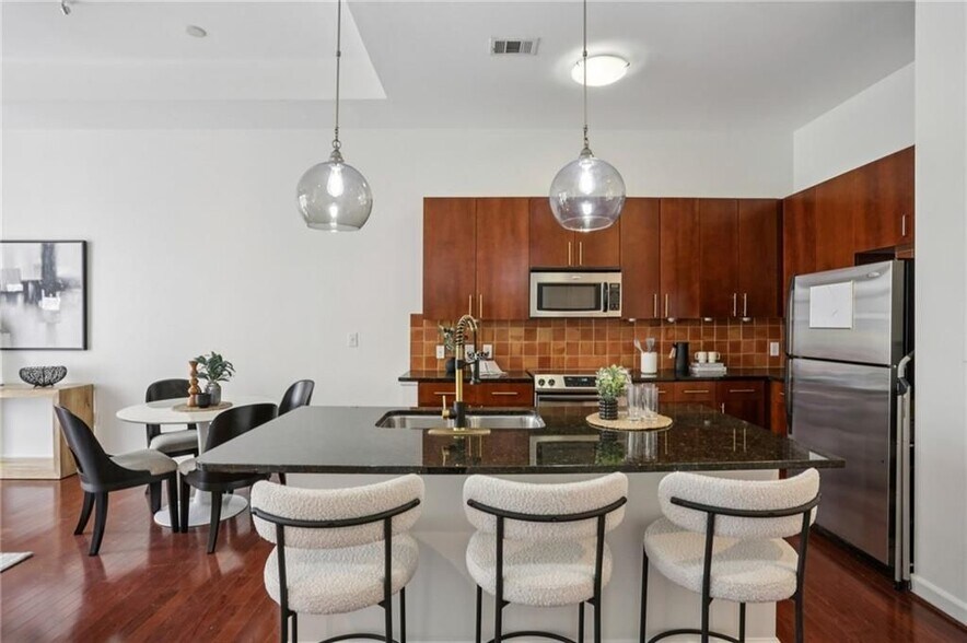 Building Photo - 711 Cosmopolitan Dr NE