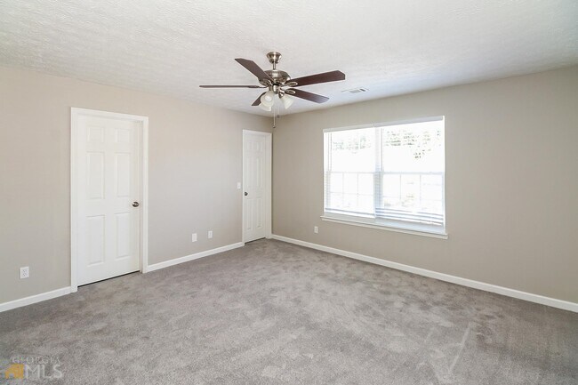 Building Photo - 2840 Lakeside Cir