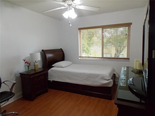 Building Photo - 159 Lakeview Dr