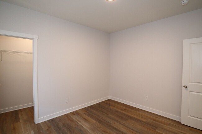 Building Photo - 903