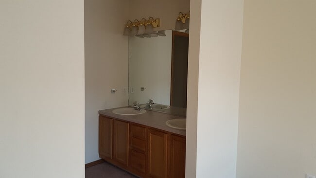 Building Photo - Nice 3 bedroom, 2 1/2 bath Townhome in North Colorado Springs