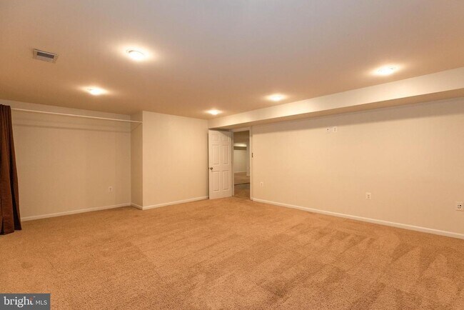 Building Photo - 15 Flag Ct