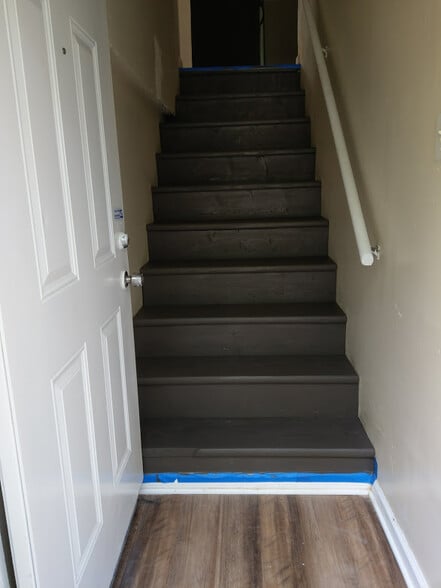 entry stairs - 4425 Enright Ave