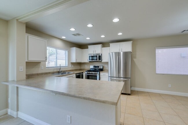 Building Photo - Upgraded spacious 4bedroom home near Mountains Edge!