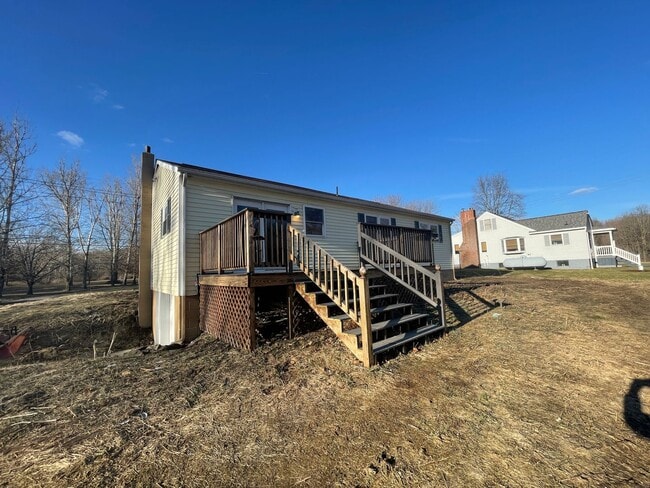 Building Photo - Beautiful newly remodeled single family ho...